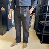 Pantalón de lino color azul marino, de corte recto y diseño clásico con bolsillos laterales y cierre frontal con botón.