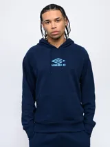 Canguro negro de felpa sin frisa con capucha y logo Umbro bordado en rojo en el pecho. Cuenta con bolsillo tipo canguro y cordones ajustables en la capucha.