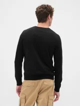 Buzo de tejido de punto color negro, con cuello redondo y un pequeño logo bordado en el pecho.