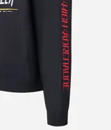 Campera negra con cuello alto, cierre de botones y estampado estilo racing con logos y textos en amarillo, rojo y blanco. Tiene bolsillos laterales y mangas largas con detalles estampados. Marca Blue Steel.