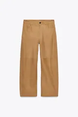 Pantalón de cuero color camel, de tiro alto, corte recto y bolsillos delanteros y traseros.