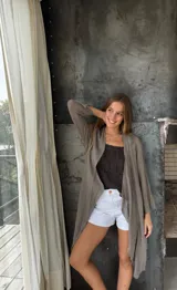 Saco de hilo color beige, de manga larga y tejido calado.