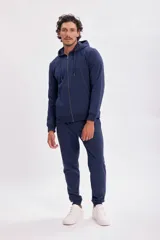 Pantalón deportivo tipo jogging azul marino, con cintura elástica y cordón ajustable.