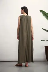 Vestido largo color verde militar, sin mangas y con costuras verticales a la vista.