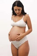Culotte de maternidad color gris melange, de tiro alto con faja ancha que cubre el abdomen. Confeccionado en algodón suave.