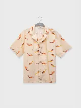 Camisa manga corta con cuello camisero, de corte recto y estampado de sirenas en tonos naranja y amarillo.