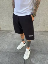 Bermuda deportiva negra de algodón, corte oversize con estampado pequeño en la pierna izquierda.