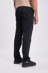 Pantalón casual tipo chino de color negro, corte recto y tiro medio.