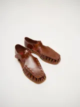 Sandalias de cuero azul con diseño semi-abierto y tiras tipo gladiador. Cierre con velcro y forro interior de cuero de chancho. Calzan chico.