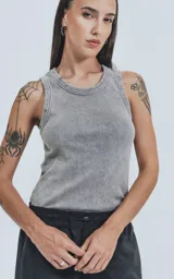 Musculosa gris de morley con cuello redondo y sisas con terminación desflecada.