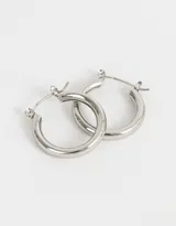 Aros argolla dorados de metal con sección gruesa.