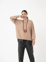Sweater negro de corte holgado, con mangas largas y cuello redondo, confeccionado en mezcla de viscosa y poliéster.