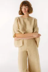 Blusa negra de lino con mangas anchas y corte crop.