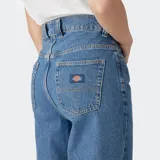 Pantalón de jean azul de corte recto, tiro alto y calce regular.