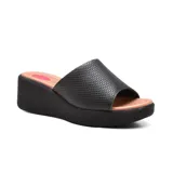 Sandalia de cuero negro con plataforma y taco corrido.