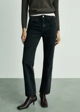 Pantalón de jean negro de corte recto, tiro medio y largo hasta el tobillo.