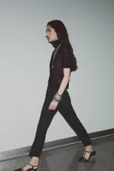 Pantalón tobillero gris oscuro a rayas, de tiro medio con cintura elástica en la espalda, bolsillos delanteros y falsos bolsillos de vivo en la espalda.