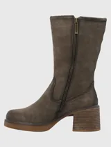 Bota de caña media color marrón de gamuza, con taco cuadrado y plataforma.