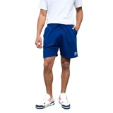 Bermuda deportiva Umbro Bas de hombre, color azul con logo de la marca en la pierna izquierda. Cuenta con cintura elástica ajustable con cordón y bolsillos laterales.