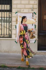 Vestido largo de popelina con estampado floral, cuello redondo, corte semi halter y lazos frontales para atar.