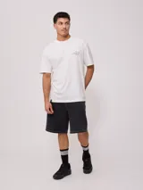 Remera color ladrillo de corte holgado, con estampa en la espalda con el logo de la marca y texto alusivo al surf.