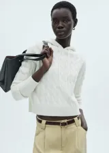 Jersey blanco de punto trenzado con capucha y cordones ajustables.