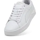 Championes Puma Jada Classic color blanco, de cuero sintético, con suela de goma y logo de la marca en el lateral.