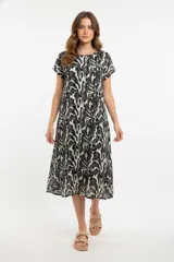 Vestido midi de manga corta con estampado abstracto en tonos grises y blancos, corte holgado y cuello redondo.