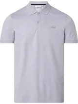 Chomba color lila de algodón orgánico, corte slim, cuello clásico con dos botones, mangas cortas con puños de punto, aberturas laterales y logo de Calvin Klein bordado en el pecho.