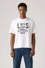 Remera blanca de algodón con estampado frontal de Levi's en color azul marino.