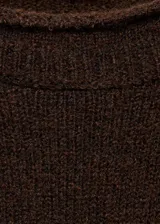 Sweater marrón de punto medio con cuello redondo y mangas largas.