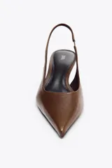 Zapato destalonado de cuero color marrón, con tacón kitten y tira trasera con pieza elástica ajustable.