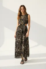 Vestido largo sin mangas, con estampado animal print de leopardo en tonos marrones y negros. Presenta recortes laterales en la cintura y escote redondo.