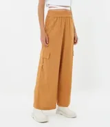 Pantalón pantalona color marrón, de lino y viscosa, con cintura elástica, bolsillos laterales y corte amplio.