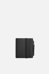 Cartera monedero negra de acabado engomado. Tiene un compartimento principal para billetes, seis ranuras internas para tarjetas, dos ranuras externas y un monedero con cierre de cremallera en uno de los laterales.