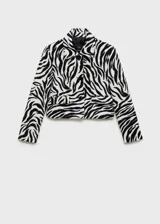 Chaqueta con estampado de cebra, cuello de solapa, diseño recto, cierre delantero con botones, forro interior y dos bolsillos de solapa en la parte frontal.