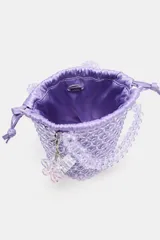 Bolso mini tipo saca cilíndrica con cuerpo de cuentas brillantes color lila. Interior de tela satinada con cierre fruncido y doble asa de mano. Incluye charm extraíble.