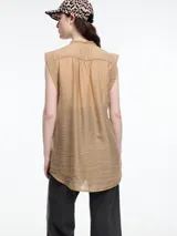 Camisa negra sin mangas con cuello mao y cierre frontal con botones.