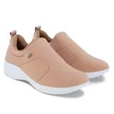 Championes deportivos casuales Usaflex Larisa color piel con suela blanca.