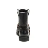 Bota de cuero negra con caña media, suela track y correa decorativa con hebilla metálica.