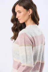 Buzo tejido de tacto suave y cálido, con rayas horizontales en tonos beige, blanco, rosa y gris. Tiene cuello redondo y puños de rib.