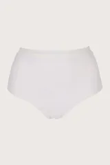 Calzón blanco de corte alto con detalle de puntilla en la cintura.