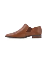 Zapato de cuero color marrón con textura de reptil, elásticos laterales y taco bajo.