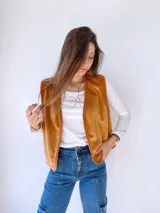 Chaleco camel de pana con interior de corderito.