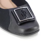 Zapato de cuero negro con taco cuadrado bajo, detalle de elástico y aplique metálico en el empeine.