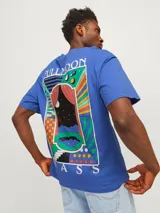 Camiseta azul con estampado en el pecho de una ilustración enmarcada con cortinas rojas, que muestra una luna llena sobre montañas y la inscripción "Full Moon M.A.S.S".