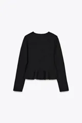 Chaqueta negra de punto fino con cuello redondo, manga larga, corte peplum y cierre frontal con botones joya.