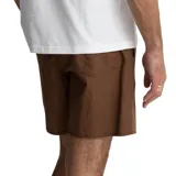 Short de lino color marrón con bolsillos laterales y logo de la marca en la pierna derecha.