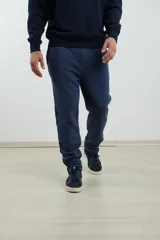 Pantalón de jogging deportivo color verde.