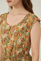 Vestido corto con estampado floral multicolor, escote redondo y cintura elastizada.